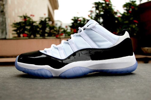 528895-033 Air Jordan 11 Low White / Black "Concord"